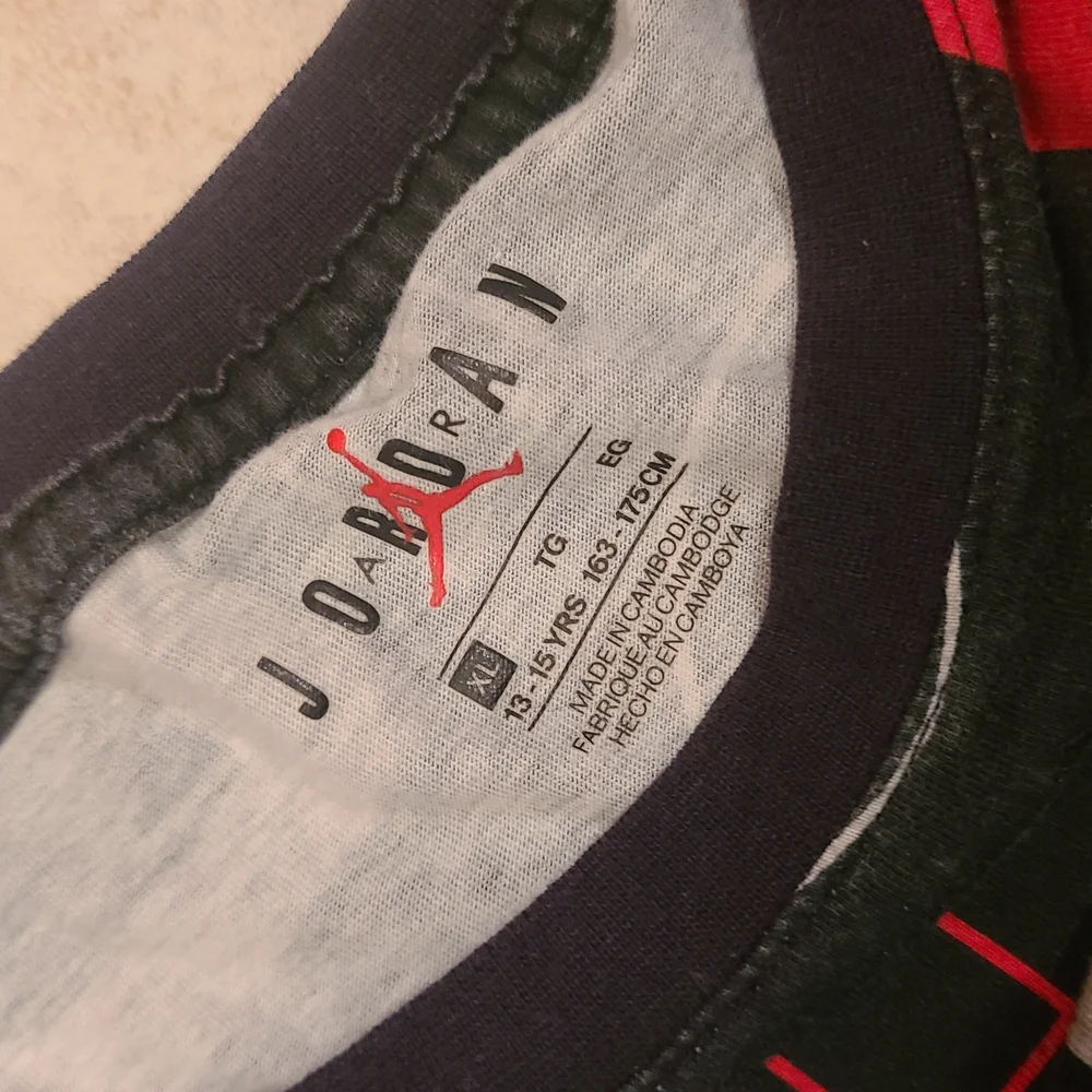 Jordan Kids Graphic T-Shirt - Black and Red - Picture 3 of 5